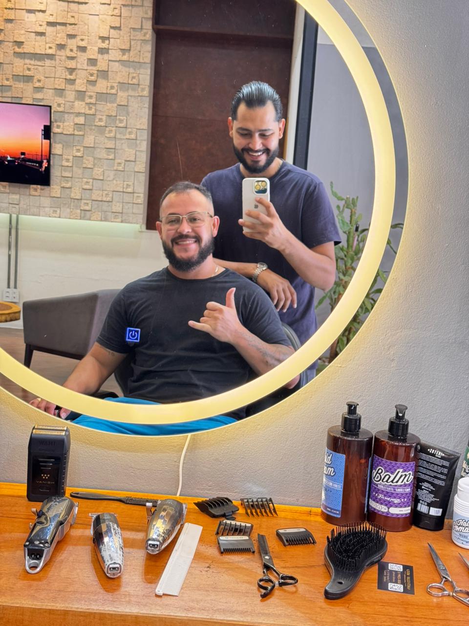 Cliente e barbeiro no espelho