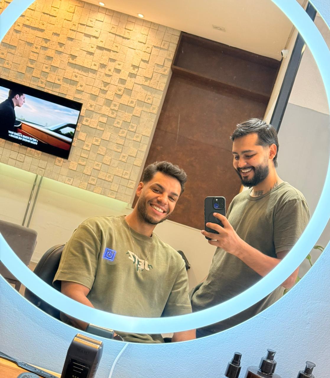 Corte finalizado com cliente sorrindo