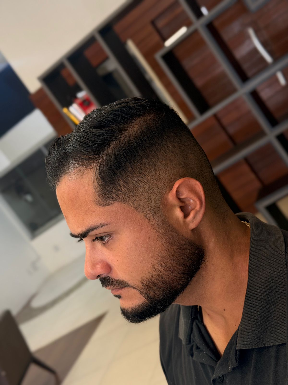 Corte masculino com barba alinhada