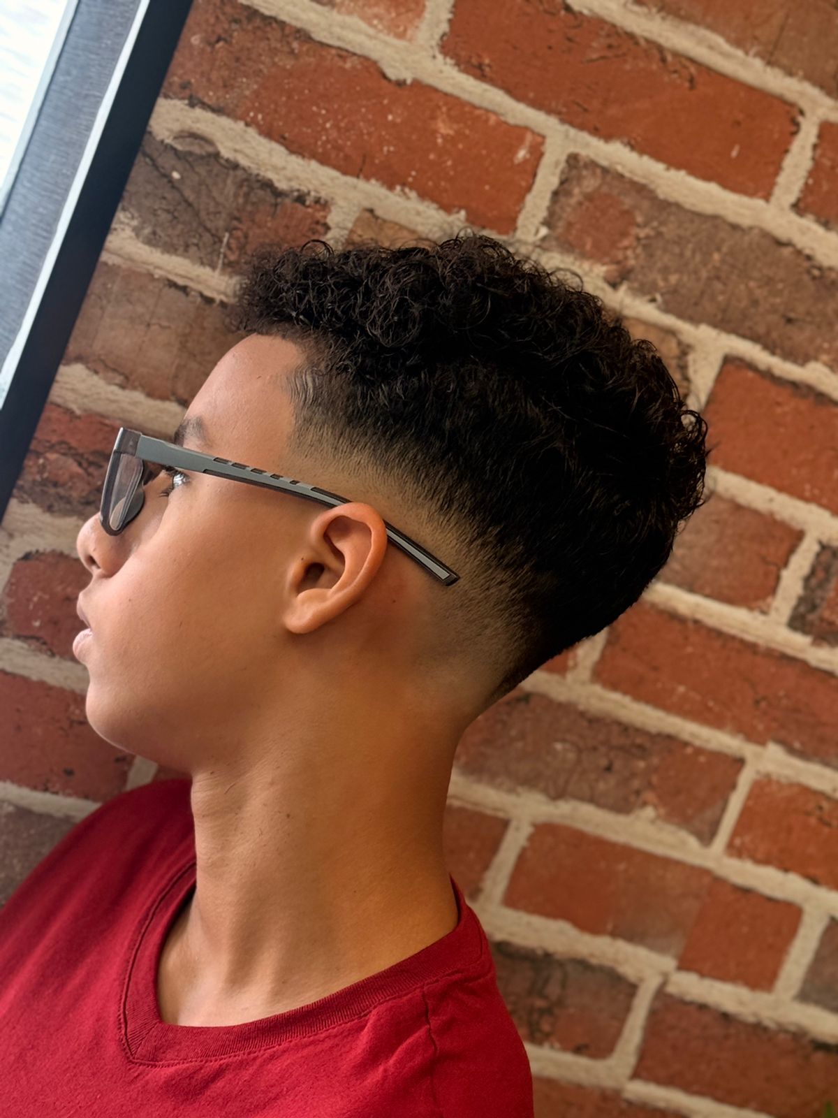 Corte infantil cacheado com fade